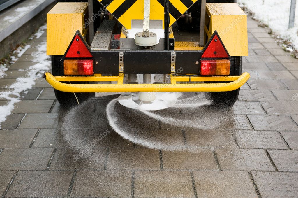 Streusalz wird auf Straße ausgebracht